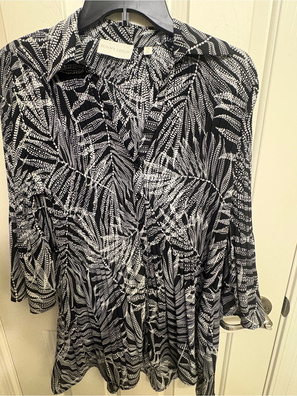 Size 2x- Sunny Leigh Black & White Palm leaf Printed blouse